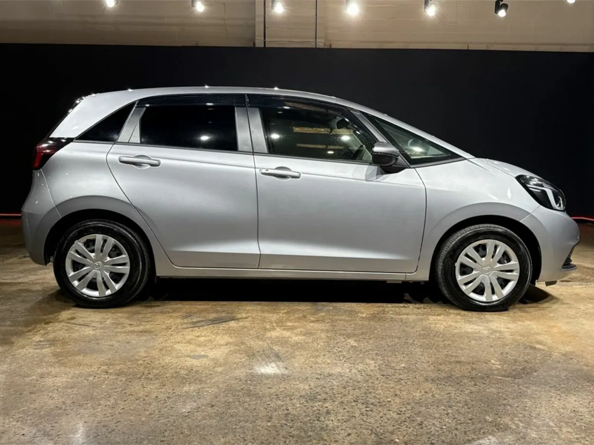 Honda Fit VERY LOW MILEAGE - E-HEV - REVERSE CAMER - Image 3