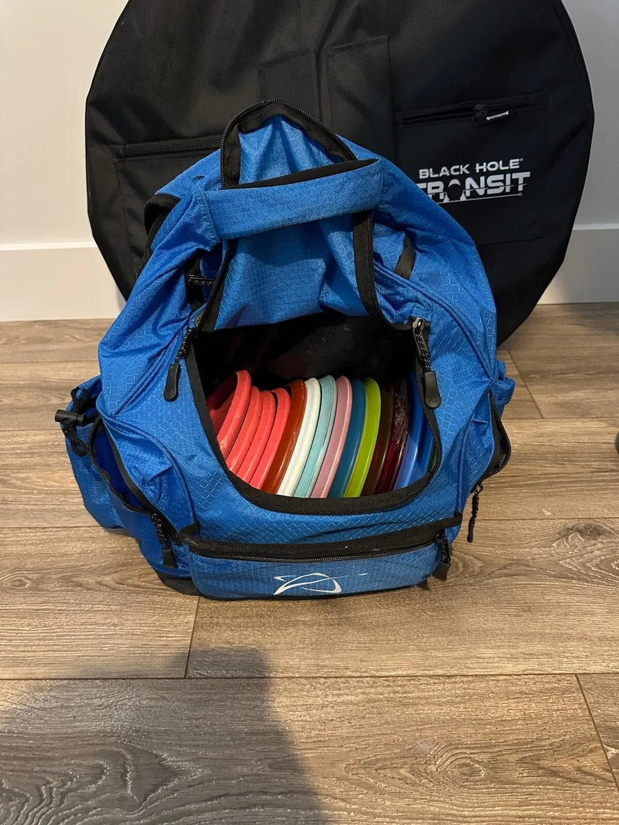Disc golf bag w/discs + disc golf basket - Image 1