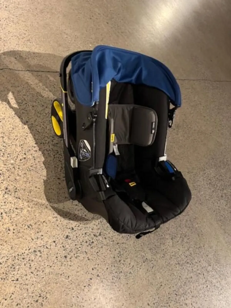 Doona Car seat + Base - Image 1