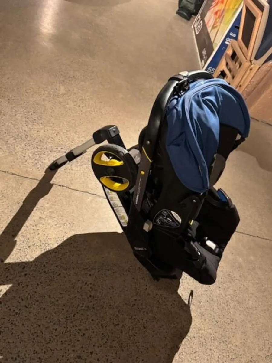 Doona Car seat + Base - Image 2