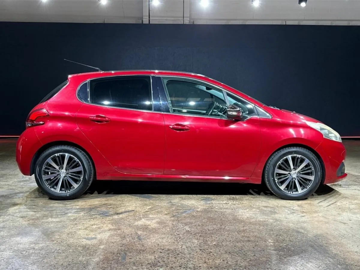 Peugeot 208 LOW MILEAGE - FACTORY ALLOYS - REVERSE - Image 3