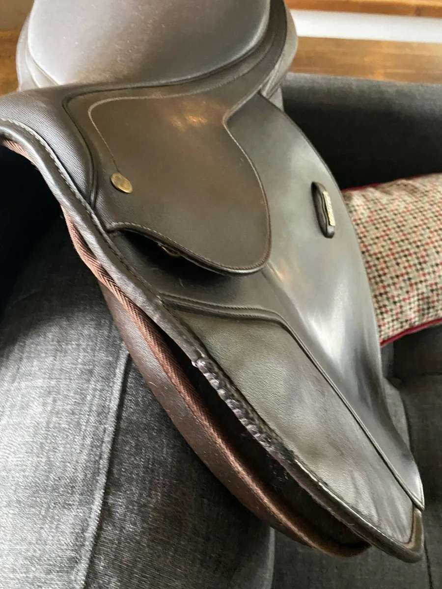 Brown Wintec 17.5 inch jump saddle - Image 4