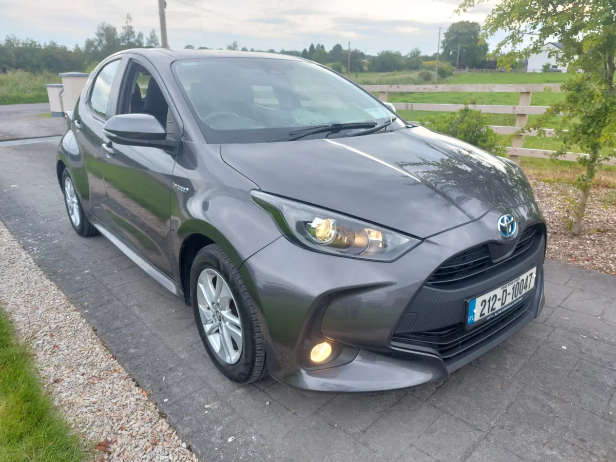 TOYOTA YARIS 212' HYBRID LUNA 4DR AUTO - Image 1