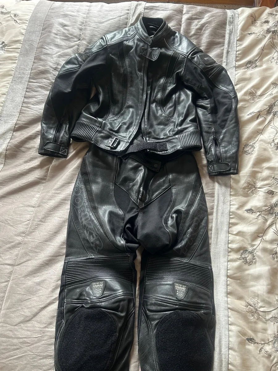 Motorbike leathers - Image 1