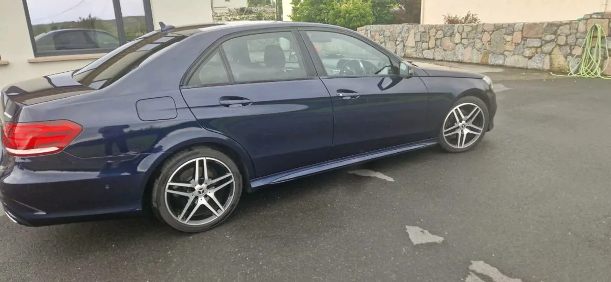 E220 Mercedes Benz - Image 2