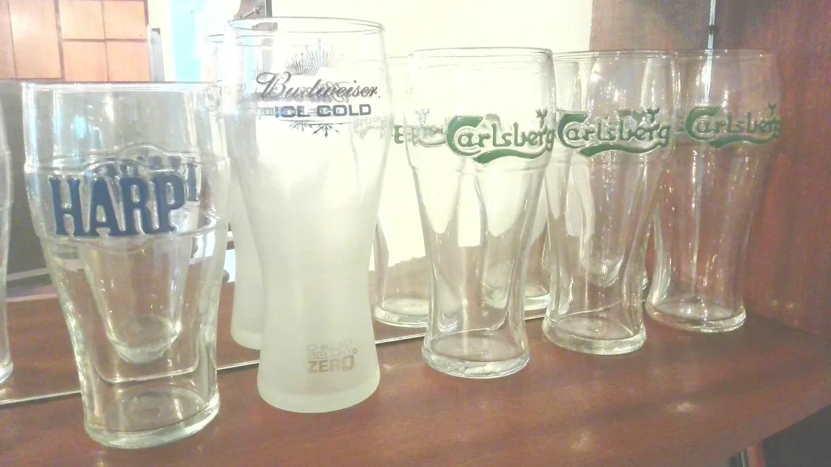 Collection of unusual glasses - Image 1