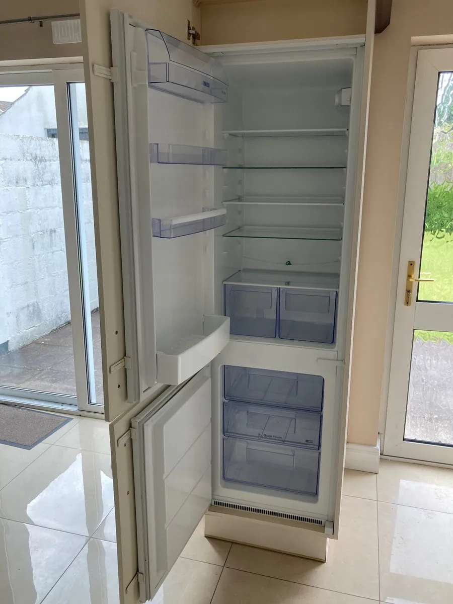ZANUSSI 70/30 F/FREEZER  INTERGRATED - Image 1