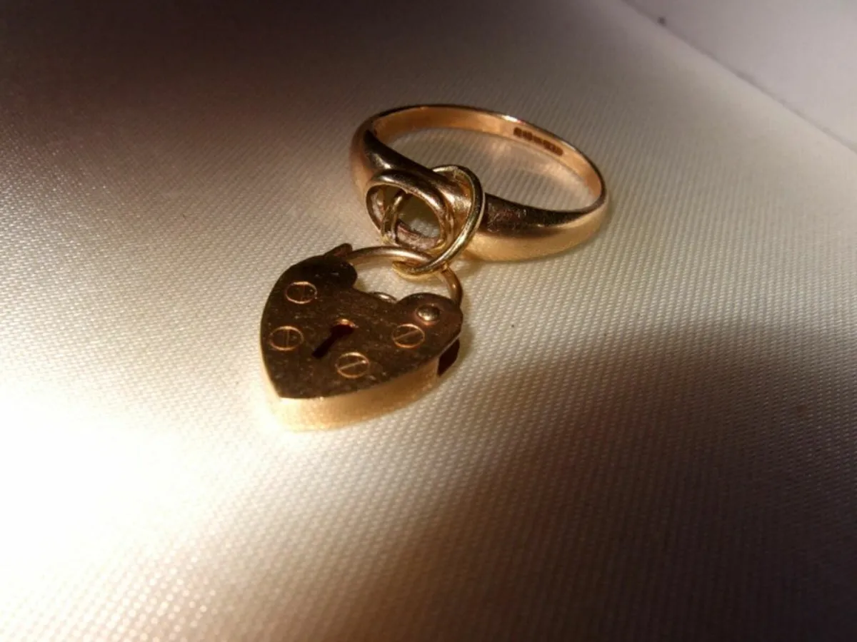 Vintage 9ct Gold Charm Ring - Image 3