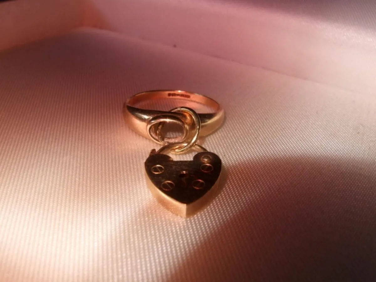 Vintage 9ct Gold Charm Ring - Image 4