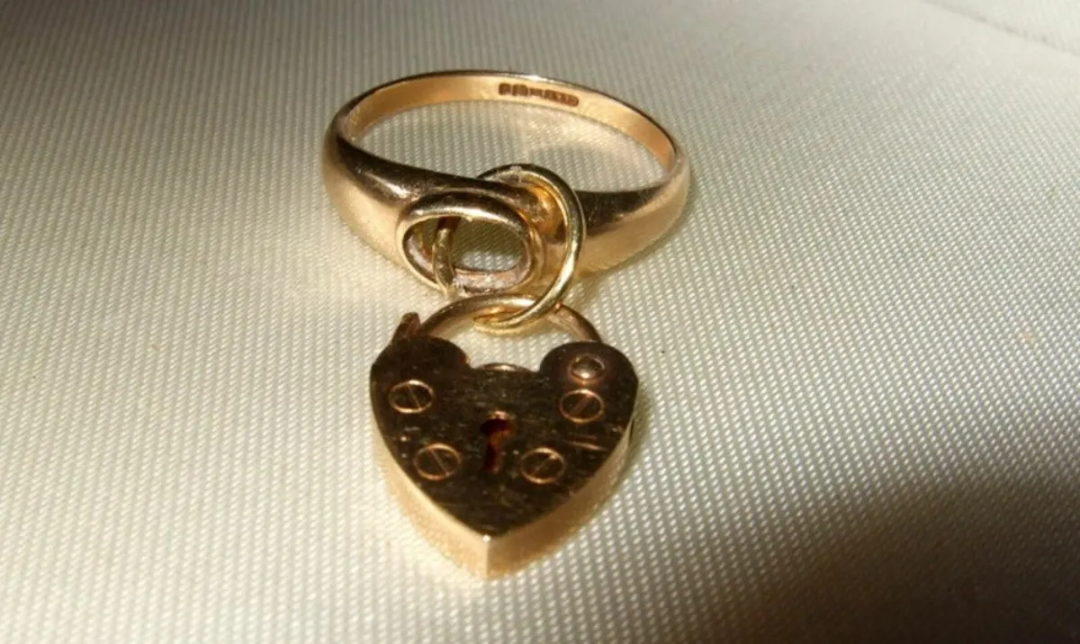 Vintage 9ct Gold Charm Ring - Image 1