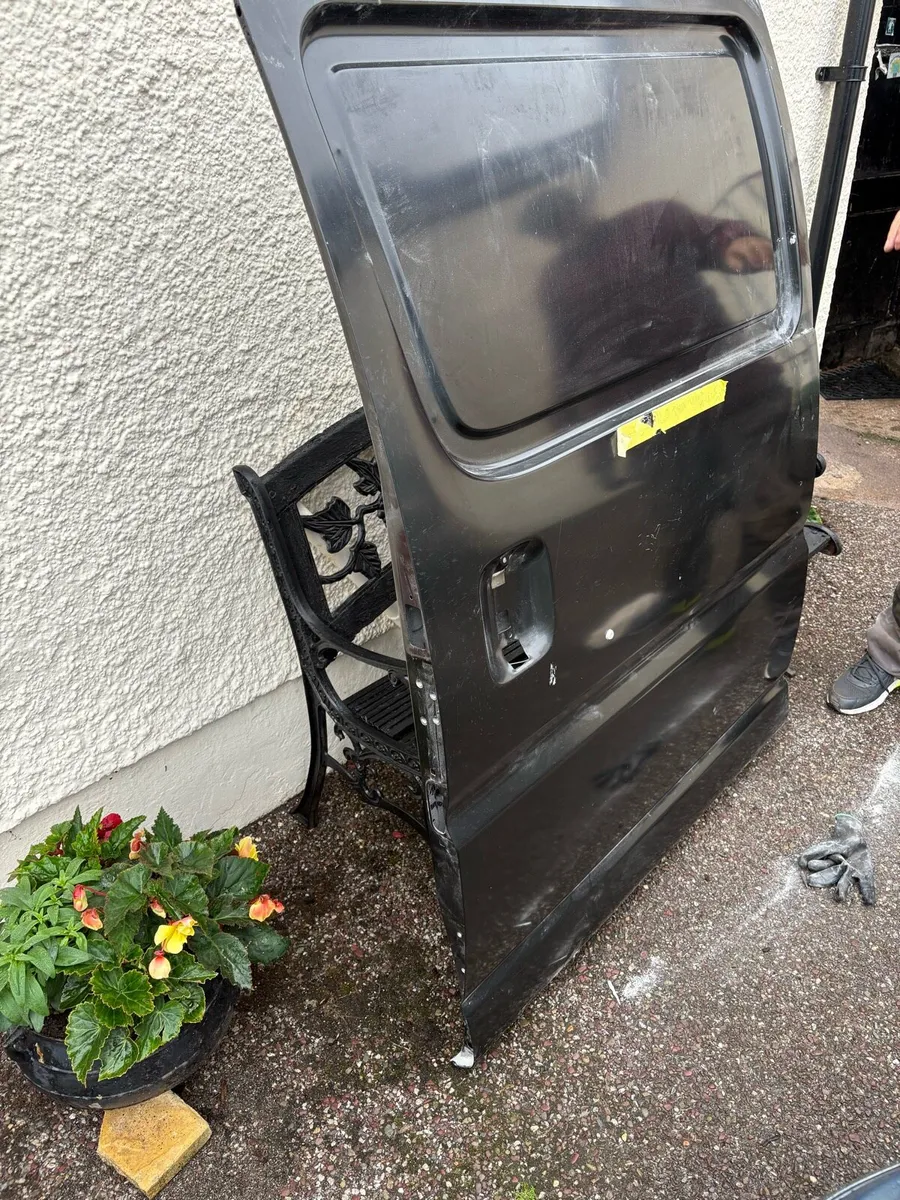 New bumper and side door 07 hiace - Image 3