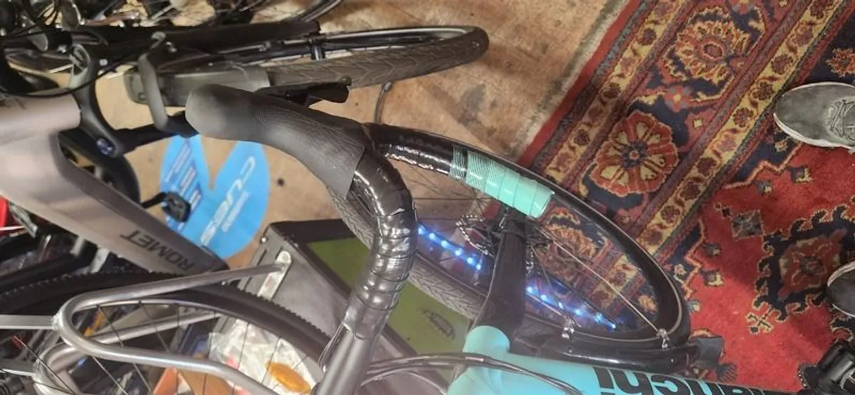 Bike Bianchi e-oltre road 2023 - Image 2