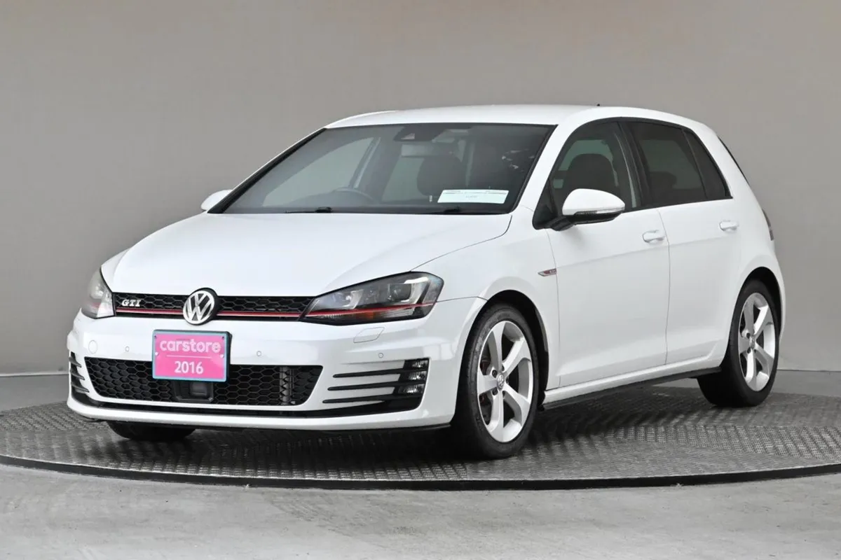 Volkswagen Golf GTI 2.0 Tfsi DSG - Image 3