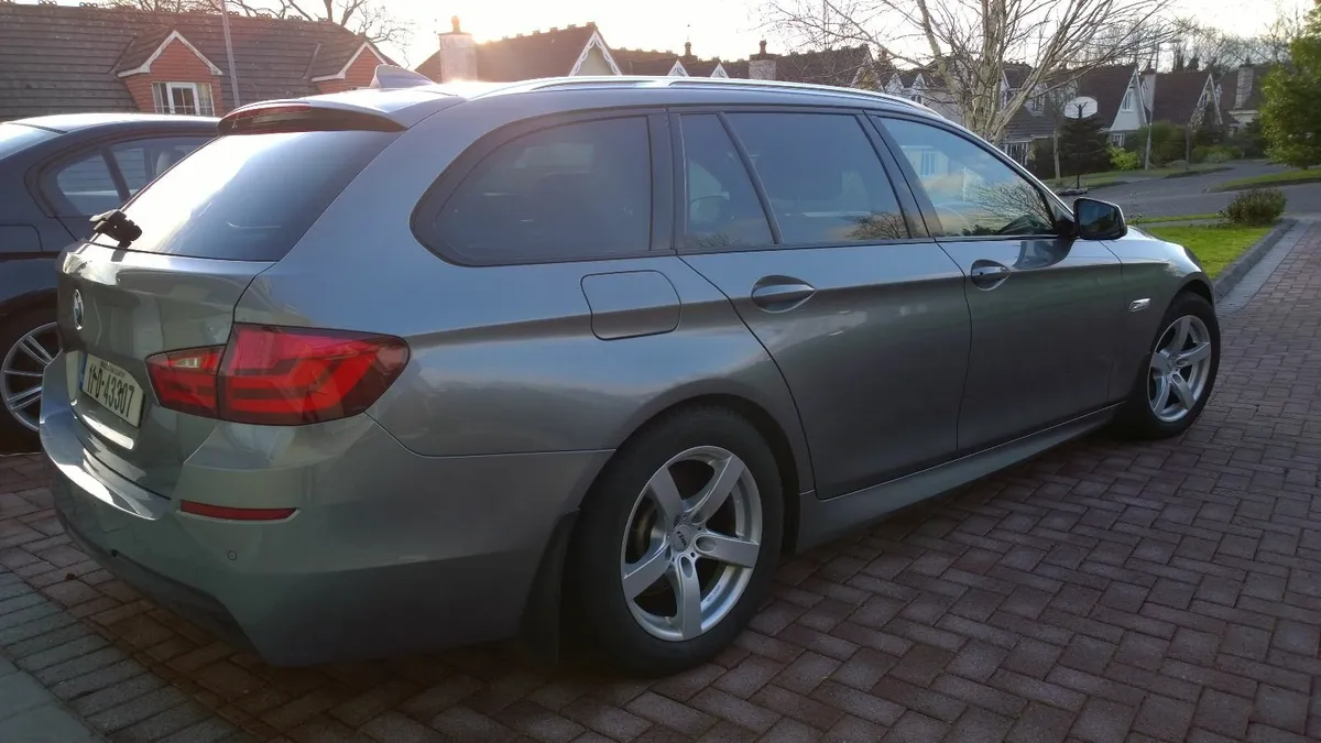 BMW 5-Series 2011 - Image 2