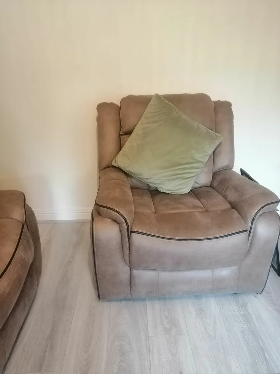 3 seater sofa and 2 armchairs - Image 2