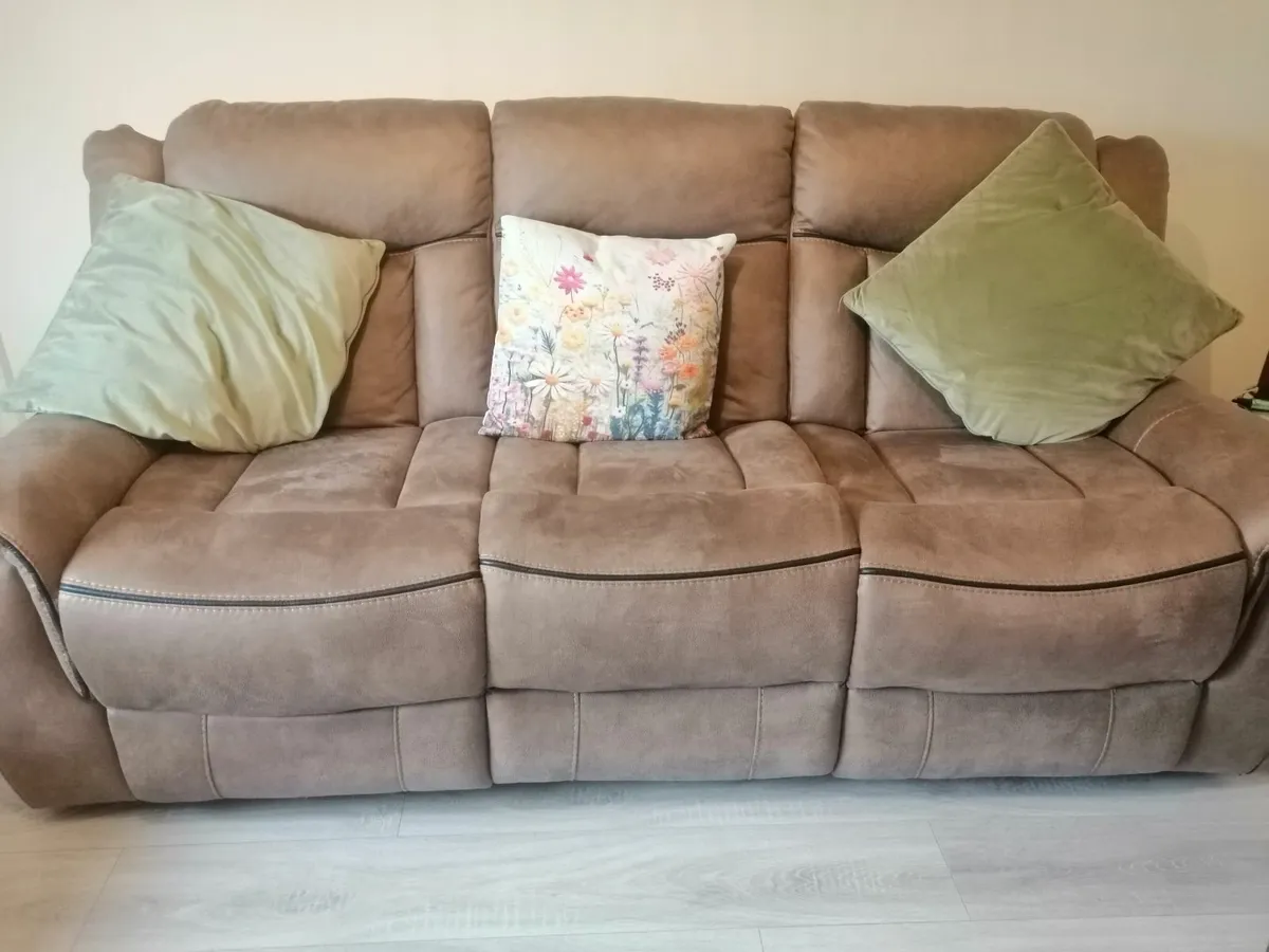 3 seater sofa and 2 armchairs - Image 1