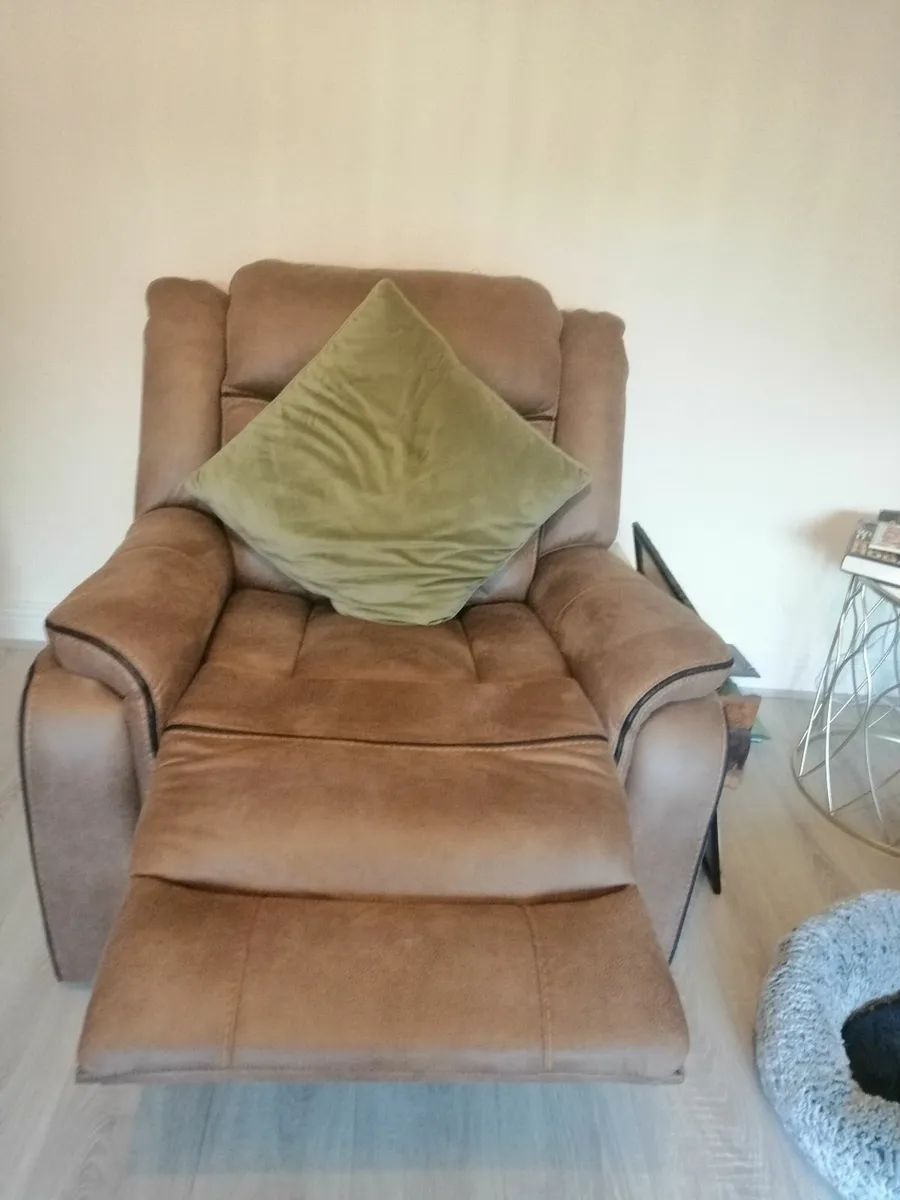 3 seater sofa and 2 armchairs - Image 3