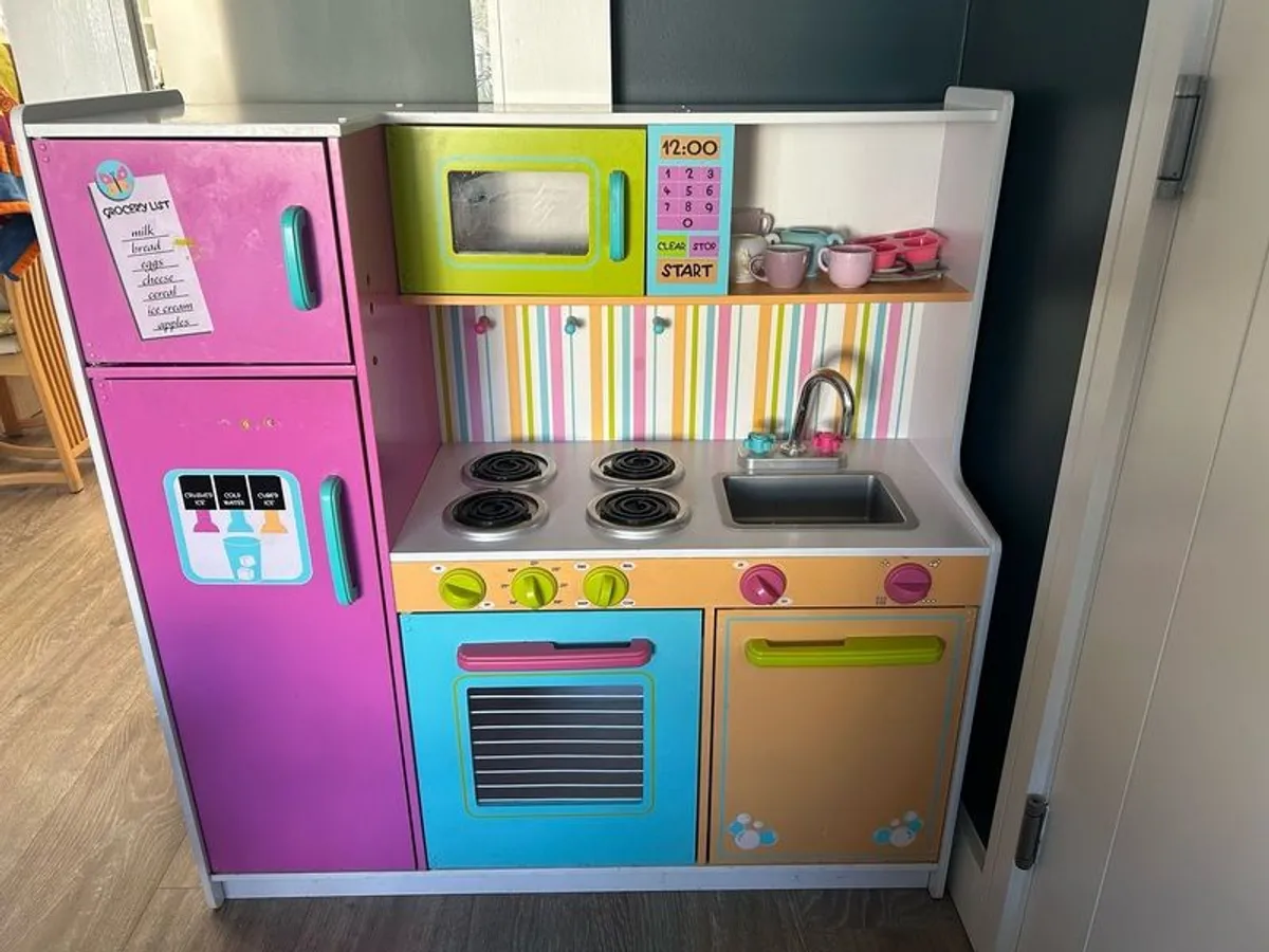 KidKraft Deluxe Big and Bright Kitchen - Image 2
