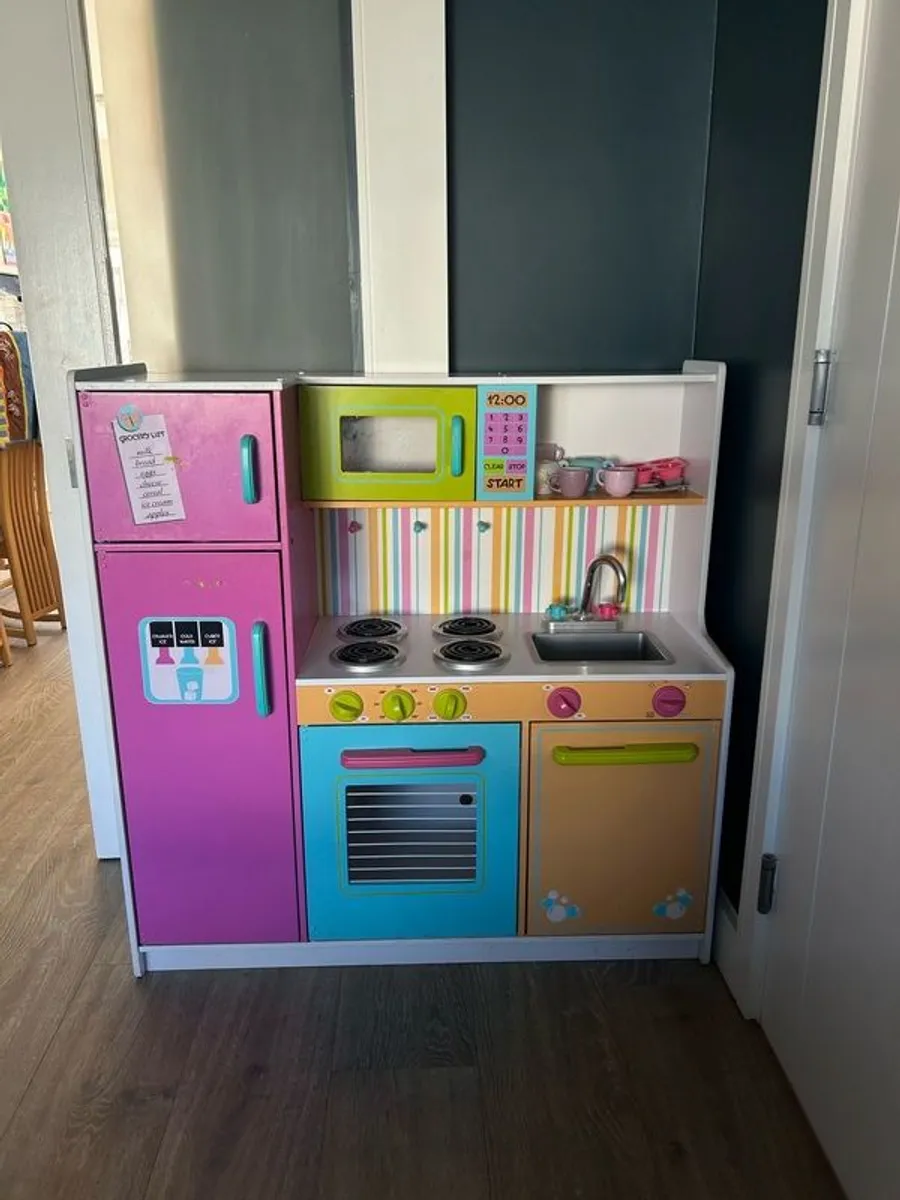 KidKraft Deluxe Big and Bright Kitchen - Image 3