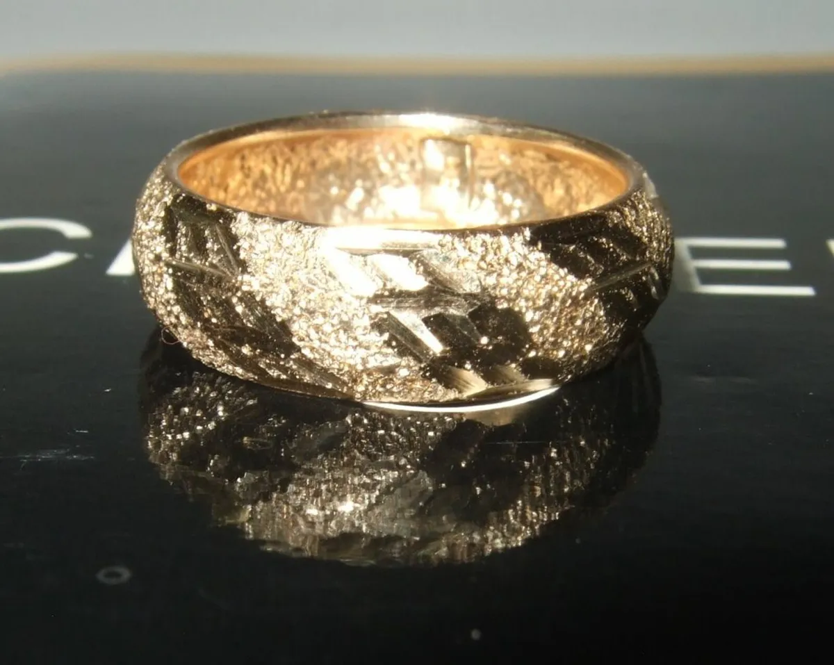 Vintage 9ct Gold Hallmarked Wedding Band - Image 1