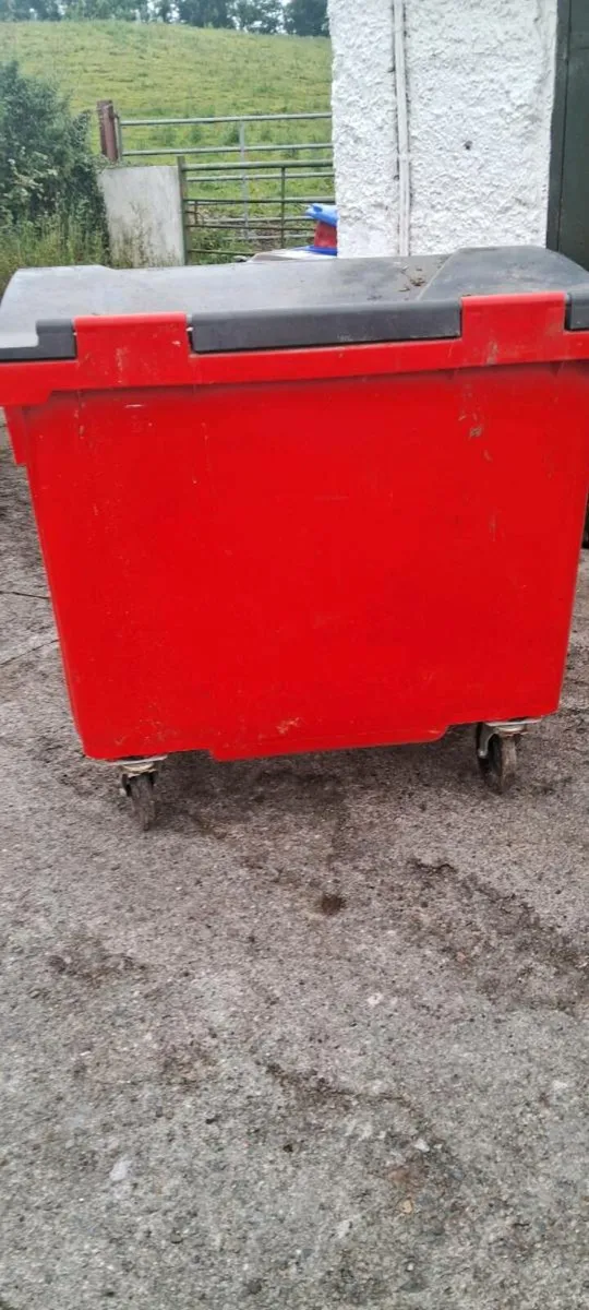 600 liter bin - Image 1
