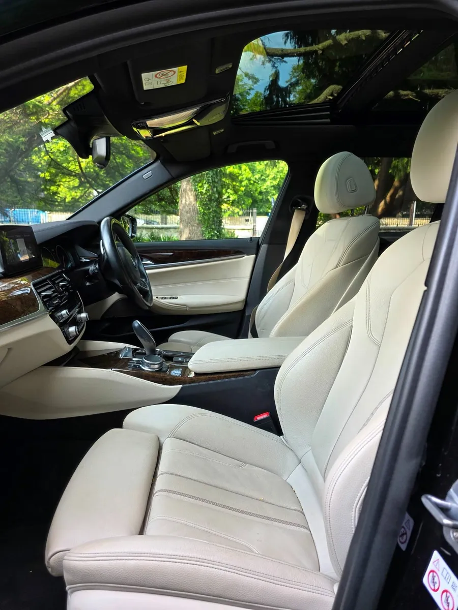 BMW 5-Series 2019 Estate - Image 2
