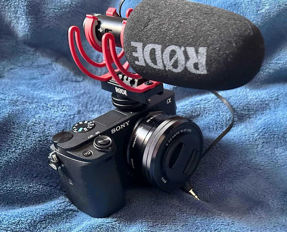 Sony a6400 + 16–50mm Lens + Mic – Like New - Image 2