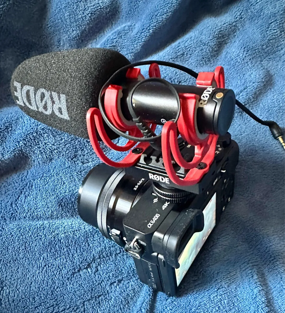 Sony a6400 + 16–50mm Lens + Mic – Like New - Image 3