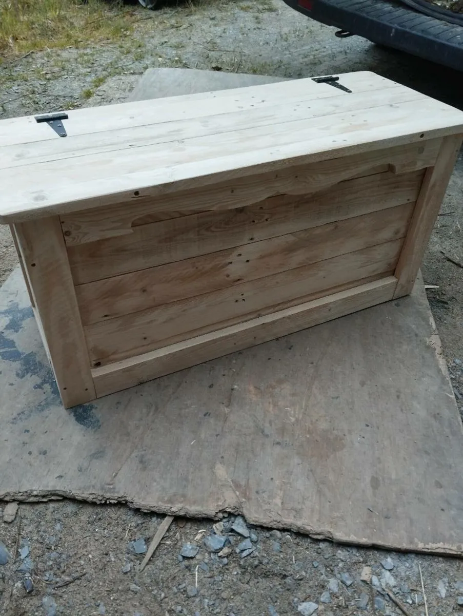 Handmade rustic blanket box - Image 3