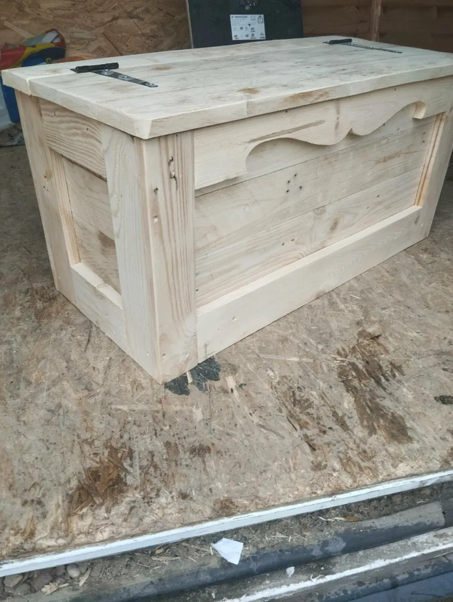 Handmade rustic blanket box - Image 4