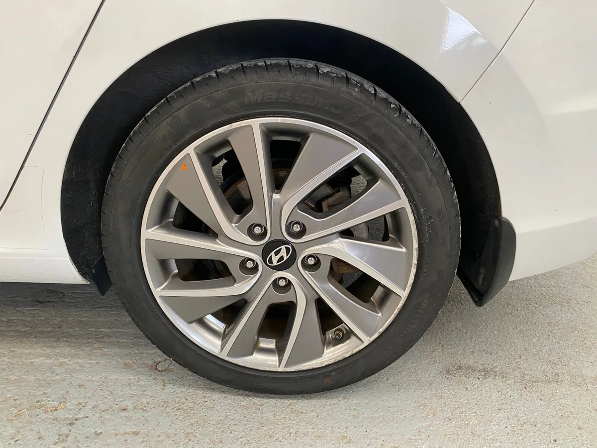 2018 HYUNDAI  I30 FASTBACK PETROL 5DR - Image 4
