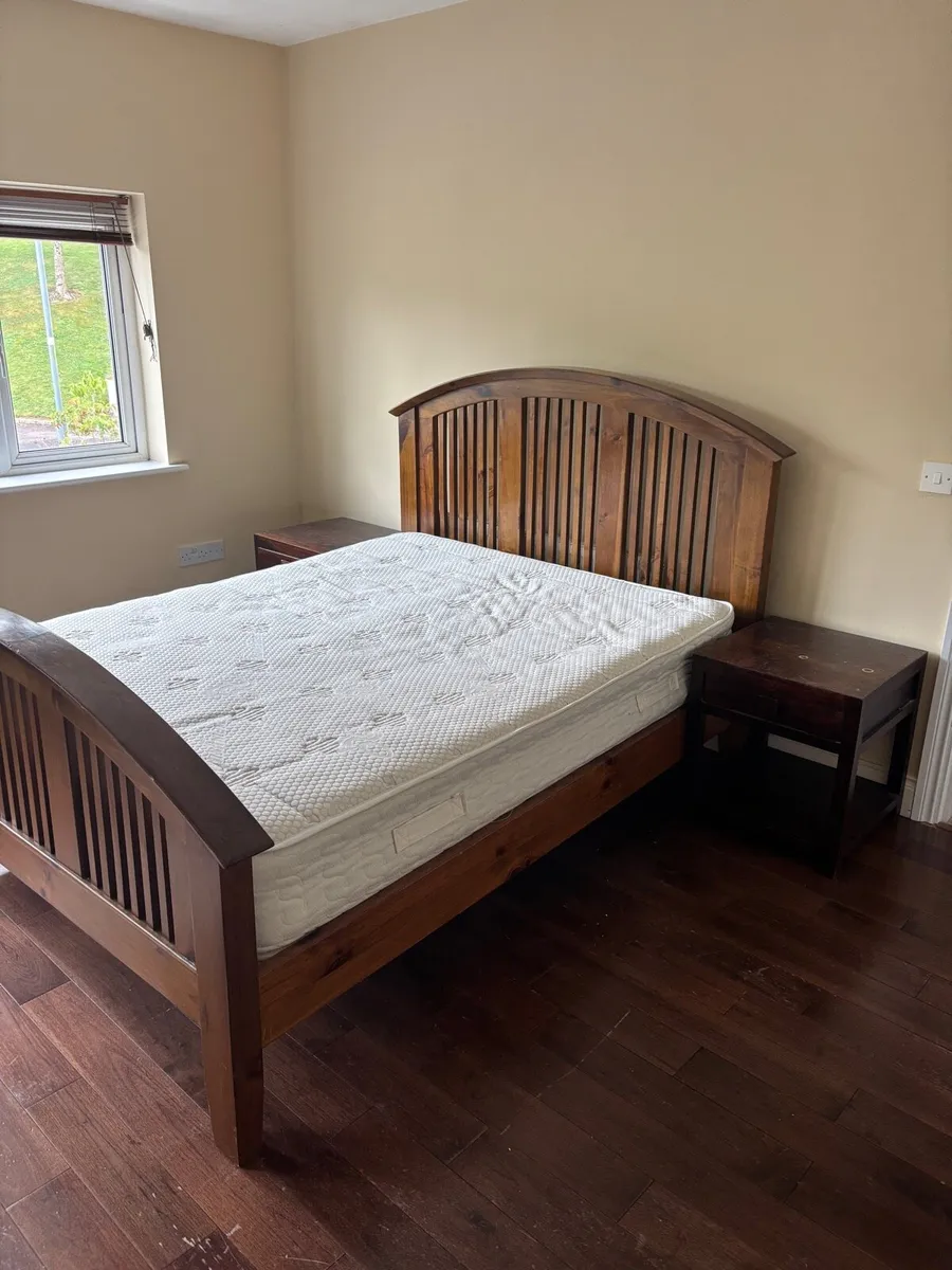 King bed with mattress and 2 lockers. - Image 2