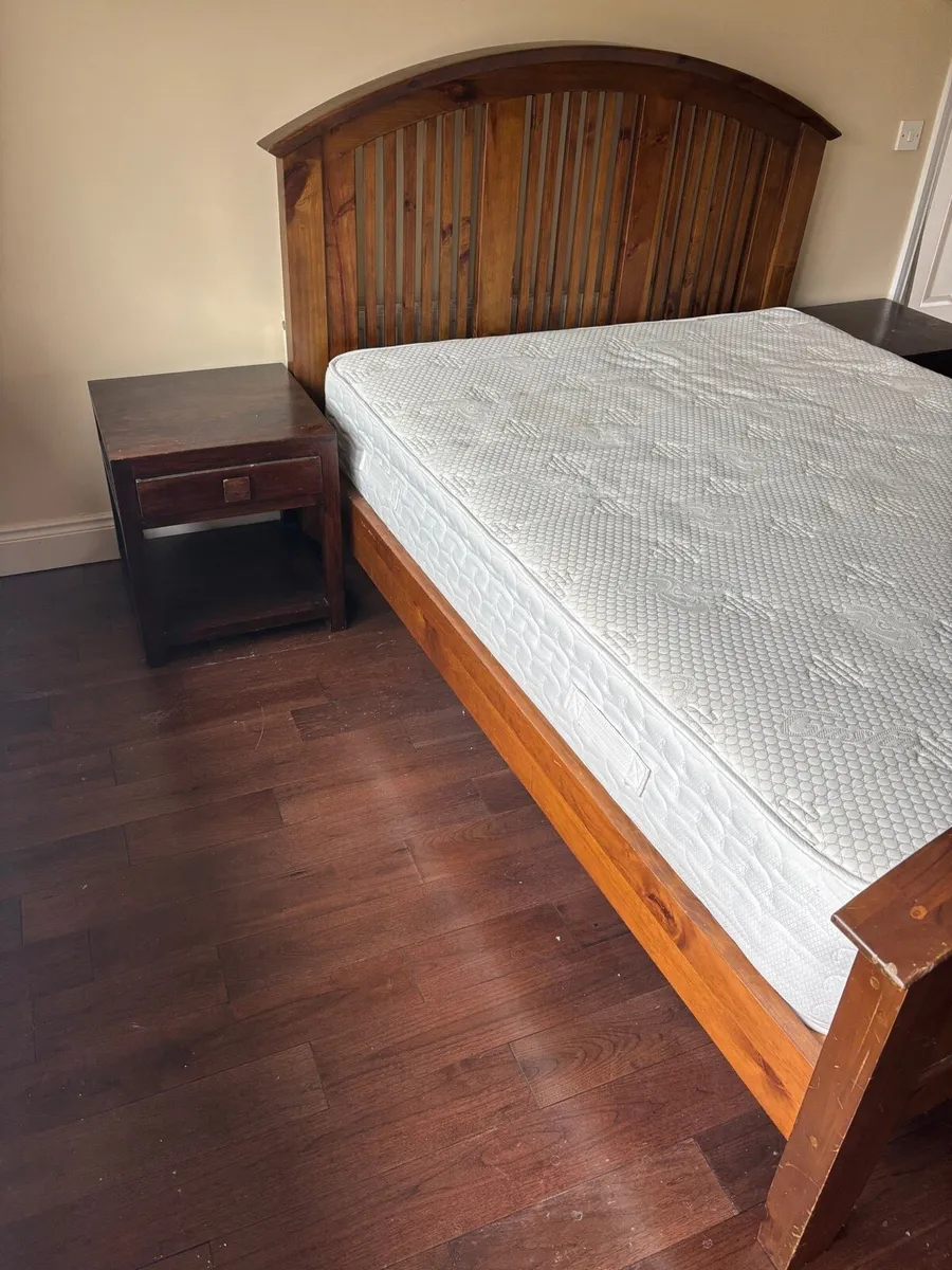 King bed with mattress and 2 lockers. - Image 3