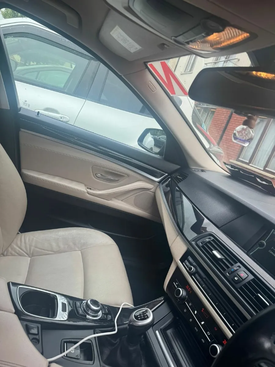 BMW 5-Series 2011 - Image 4