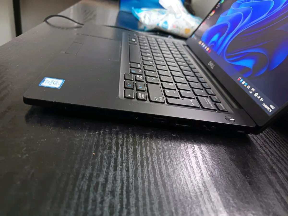 Dell Latitude 7390 - Image 3