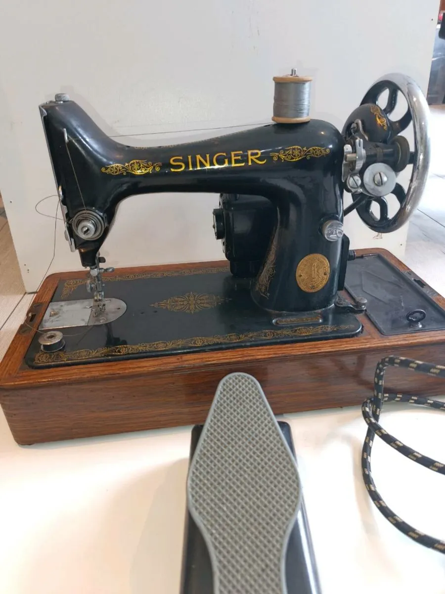Vintage Singer sewing machine - Image 1
