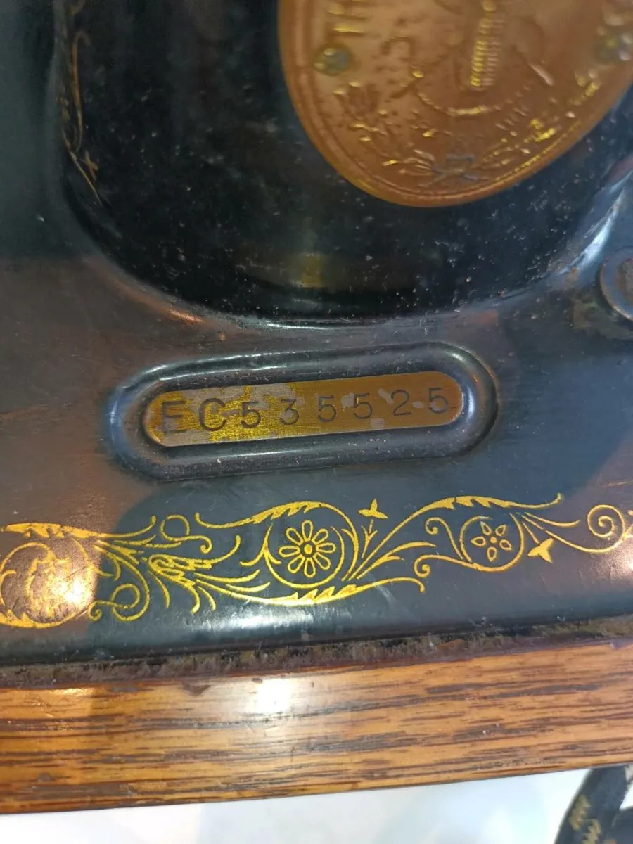Vintage Singer sewing machine - Image 2