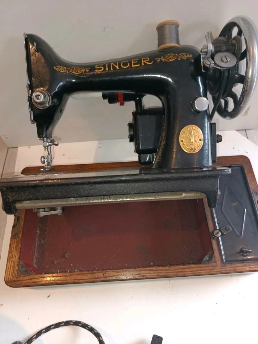 Vintage Singer sewing machine - Image 4