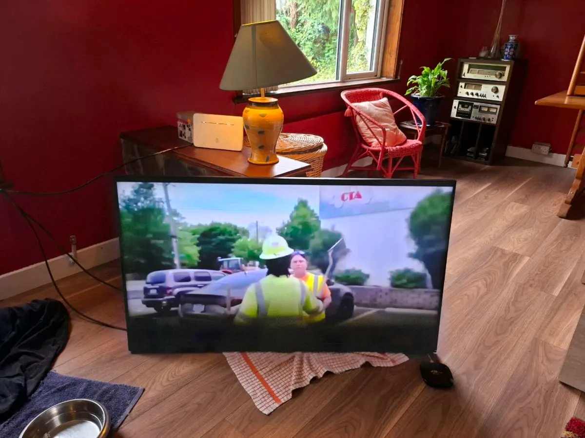 50 INCH SMART TV - Image 2