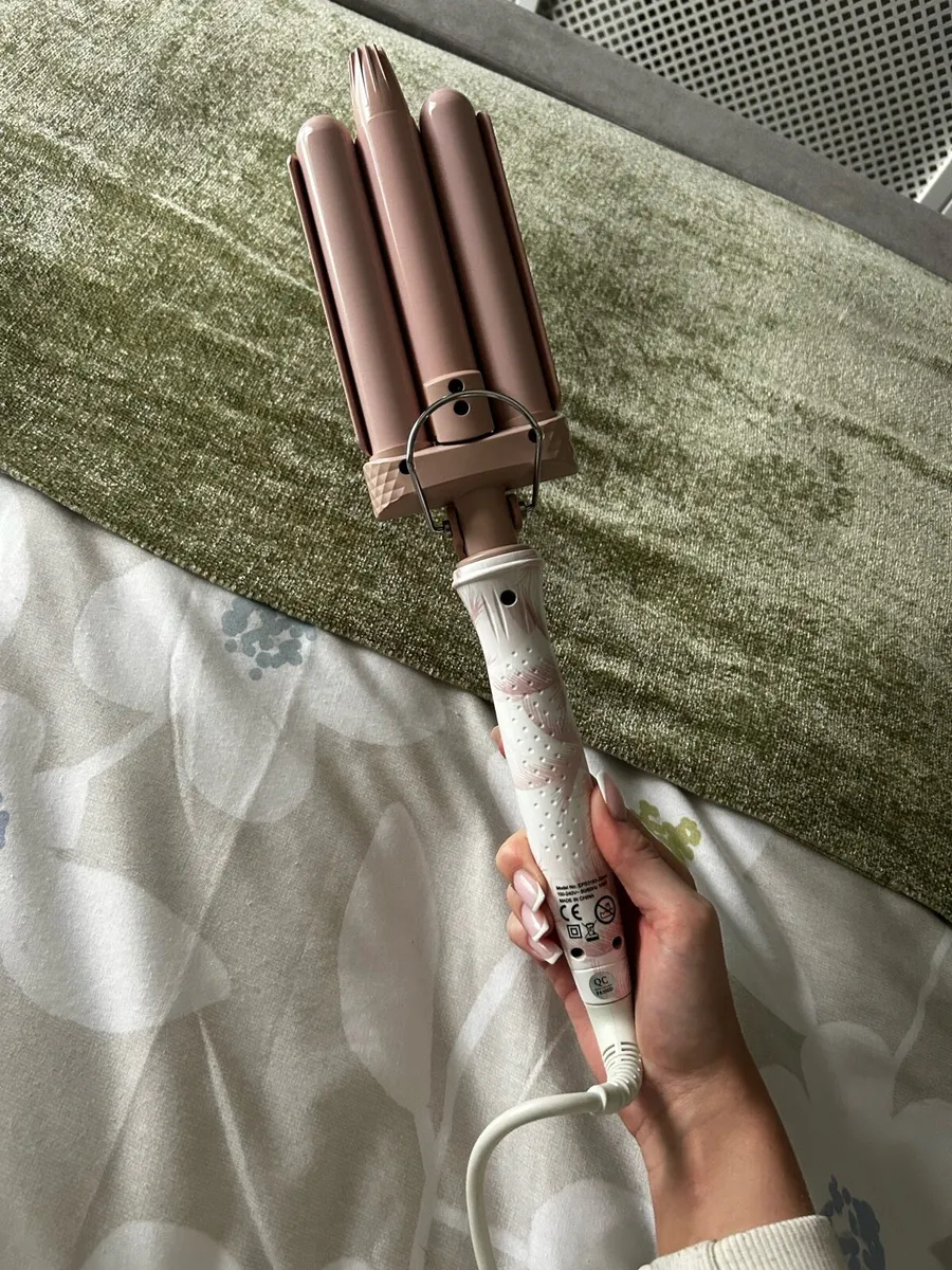 Beauty Works Molly Mae Waver (price negotiable) - Image 3