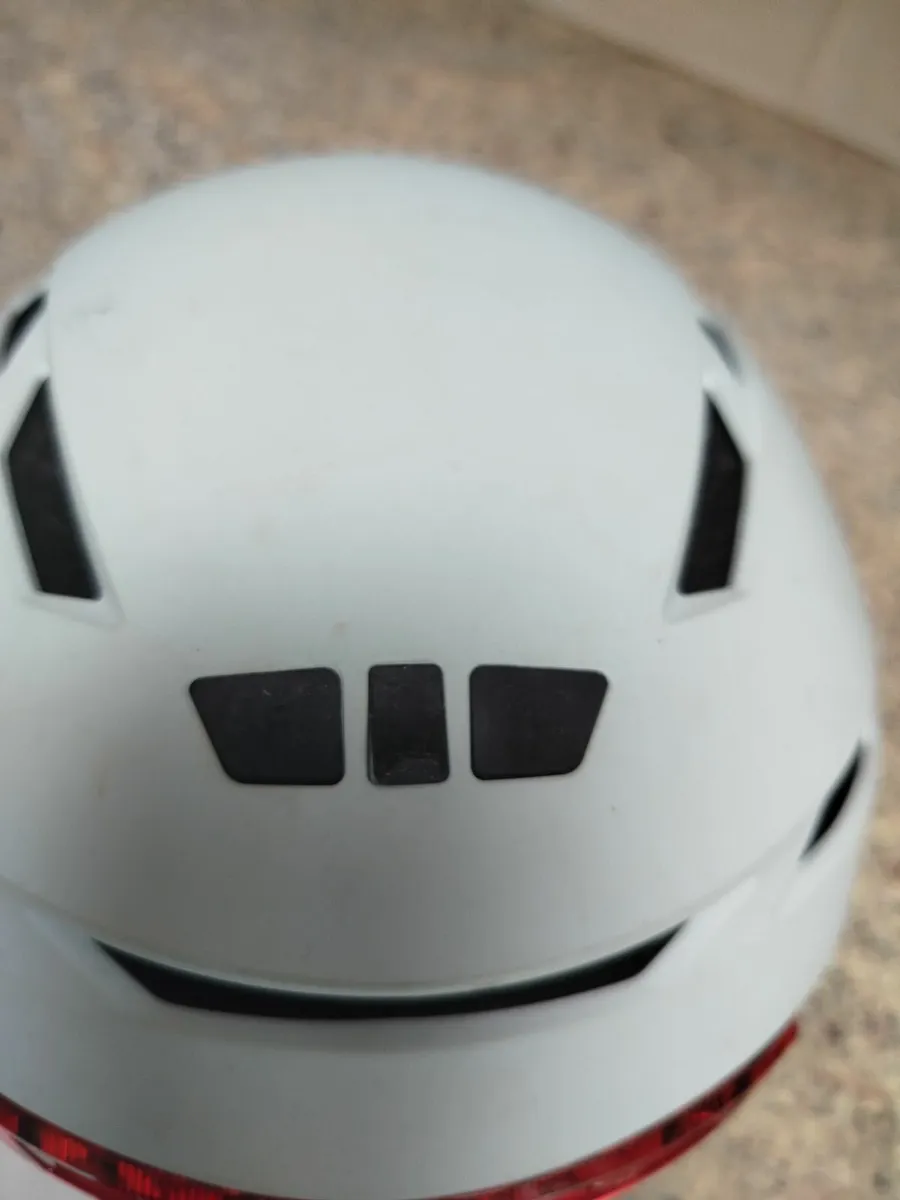 MIPS Adult Bike helmet - front and rear lights - Image 2
