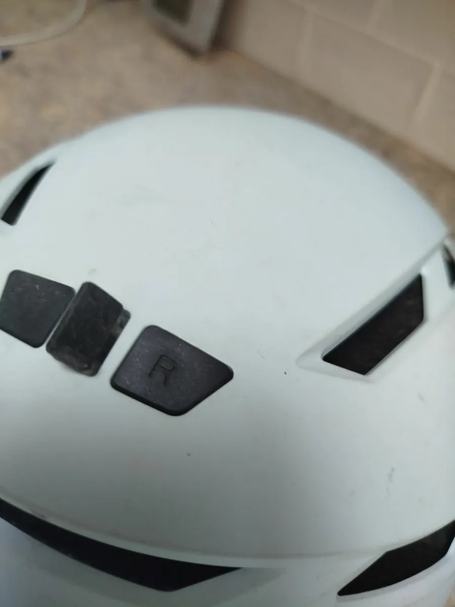 MIPS Adult Bike helmet - front and rear lights - Image 3