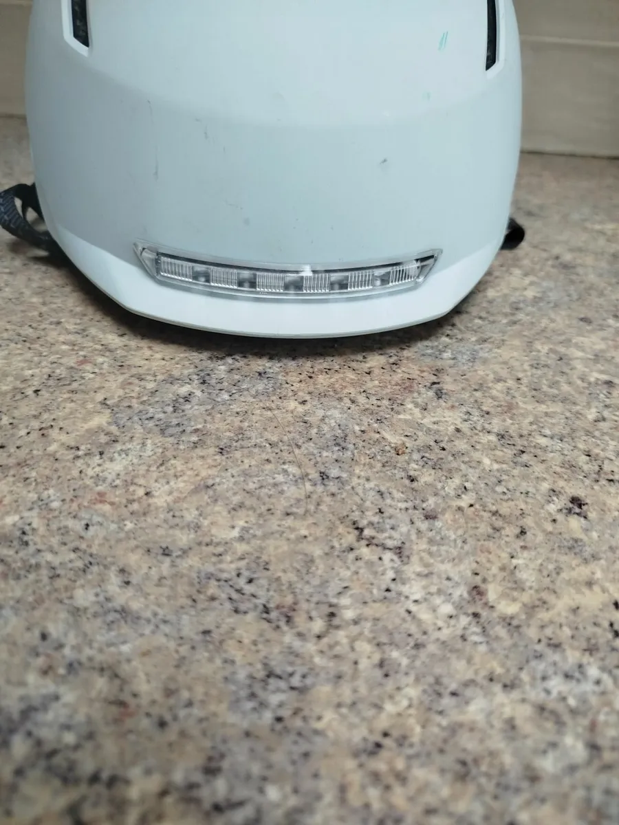 MIPS Adult Bike helmet - front and rear lights - Image 4