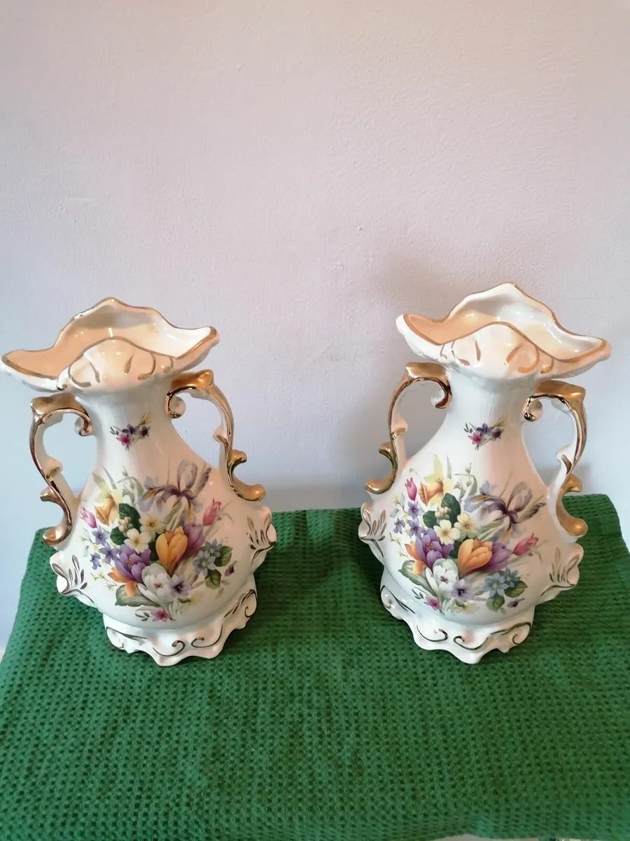 Vintage porcelain vases - Image 1