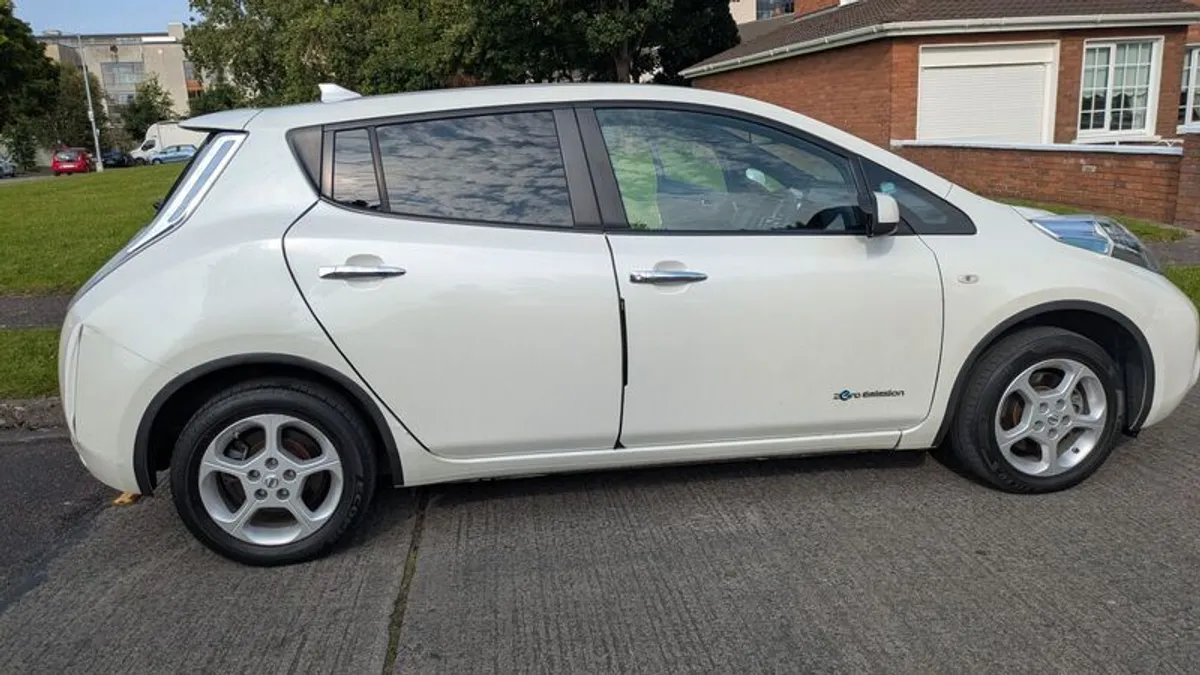 2015 Nissan Leaf - Image 2