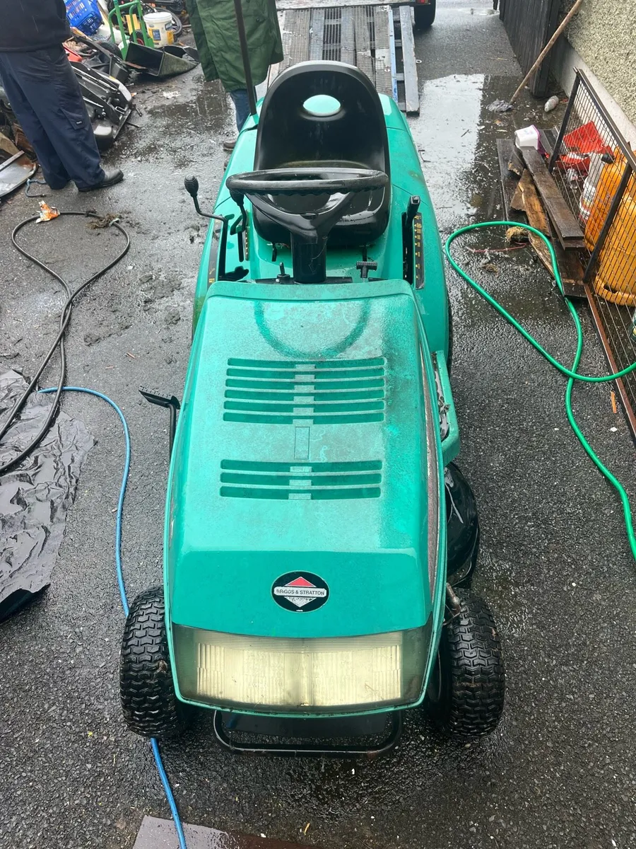 Ride on lawnmower - Image 1