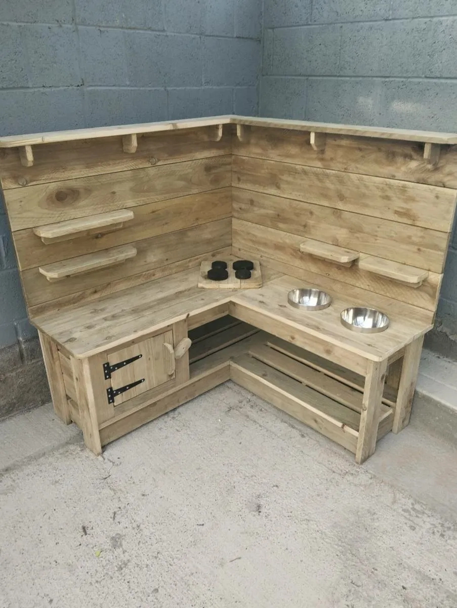 Handmade mud kitchen - Image 4