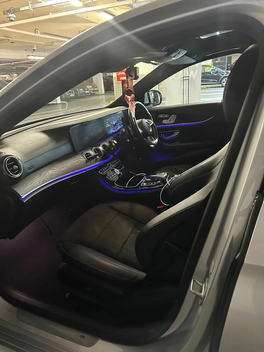 Mercedes-Benz E-Class e220d AMG line Premium + - Image 3