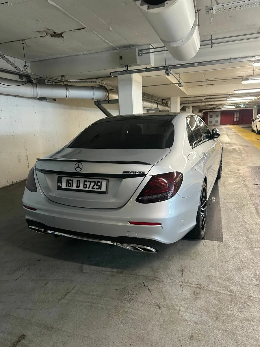 Mercedes-Benz E-Class e220d AMG line Premium + - Image 4