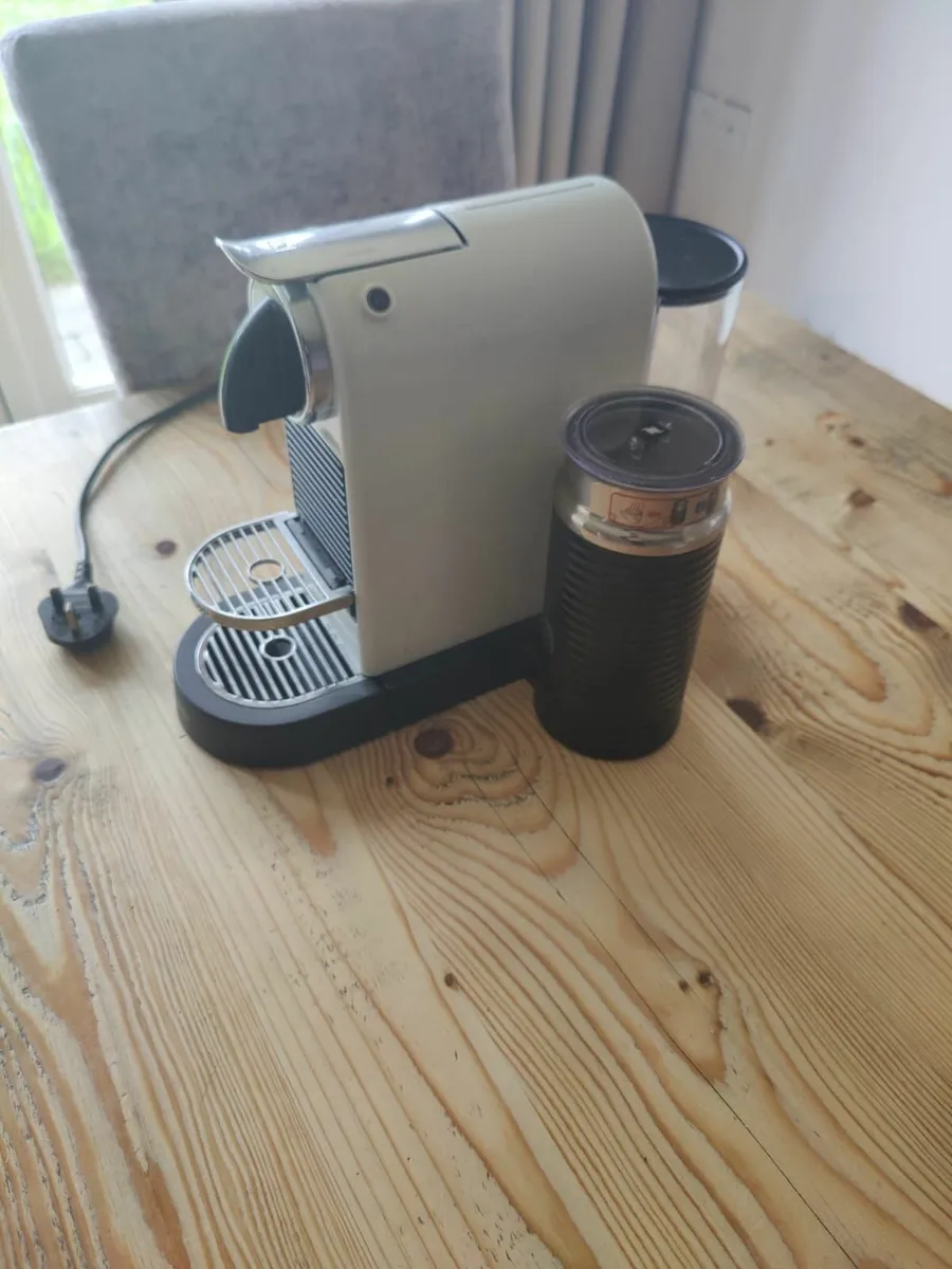 Nescafé expresso machine with milk frother - Image 1